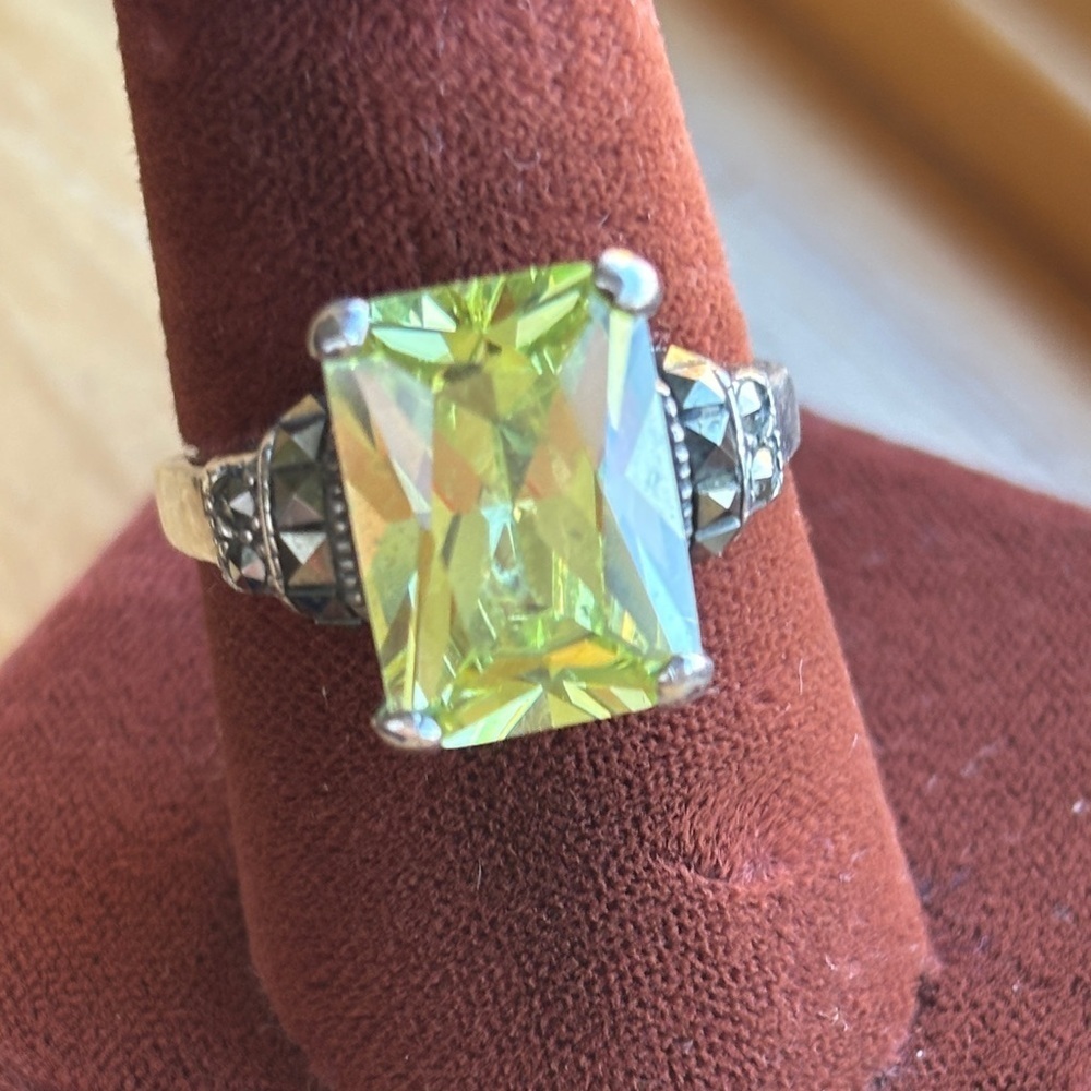 Elegant Sterling Silver Peridot Size 9 Gemstone Ring - Picture 5 of 5